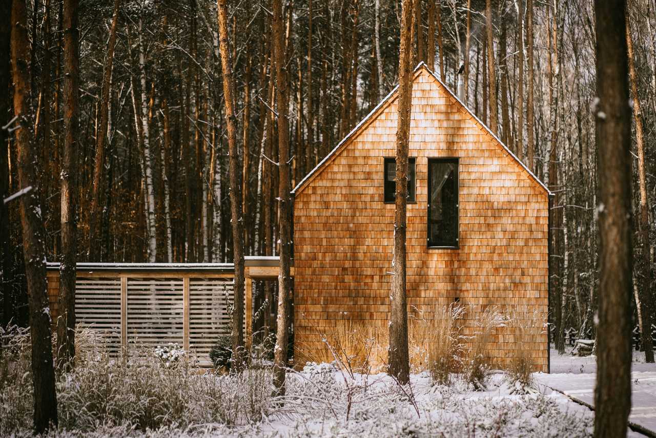 Ortsfoto Patoki. Dom i las.